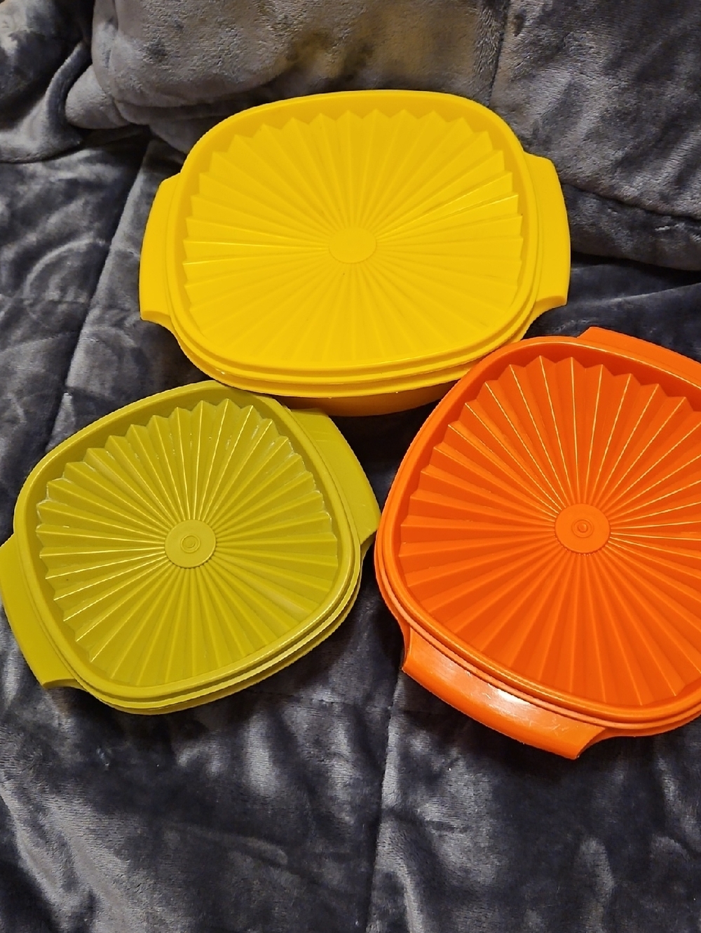 TUPPERWARE VINTAGE SERVALIER BOWLS WITH MATCHING LIDS.  HARD TO FIND!!!!